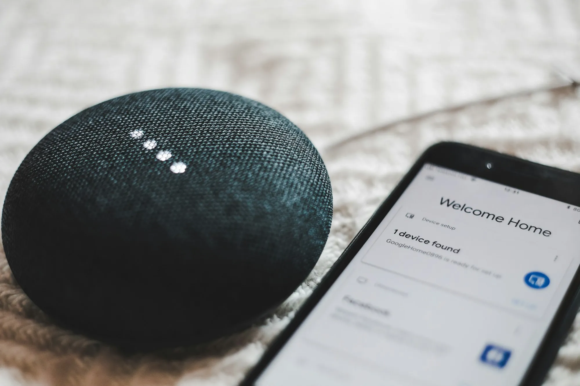 Smartfon przy roślinach domowych — symbol integracji smart home z ogrodem