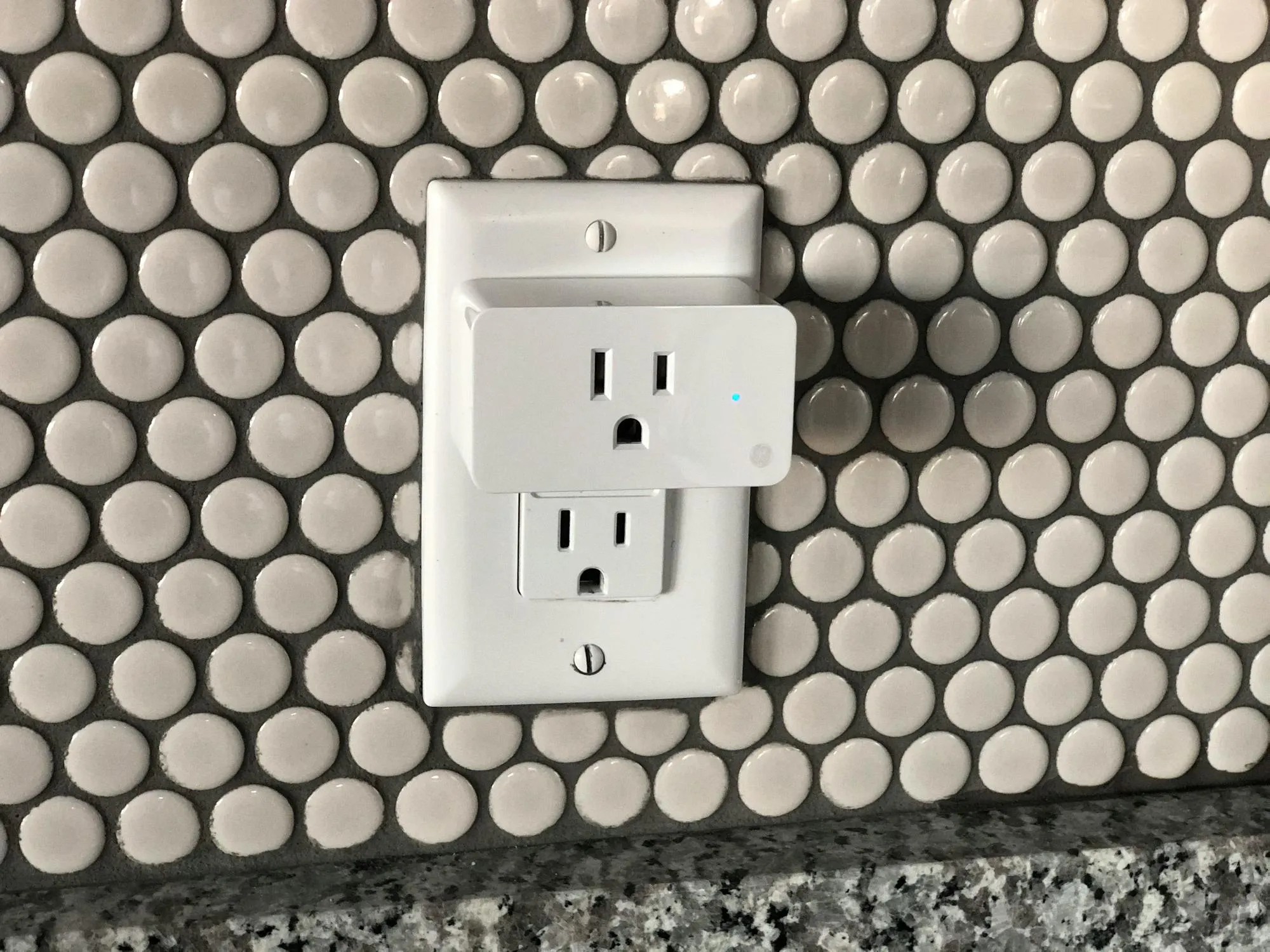 Smart wtyczka WiFi zamontowana na ścianie kuchni