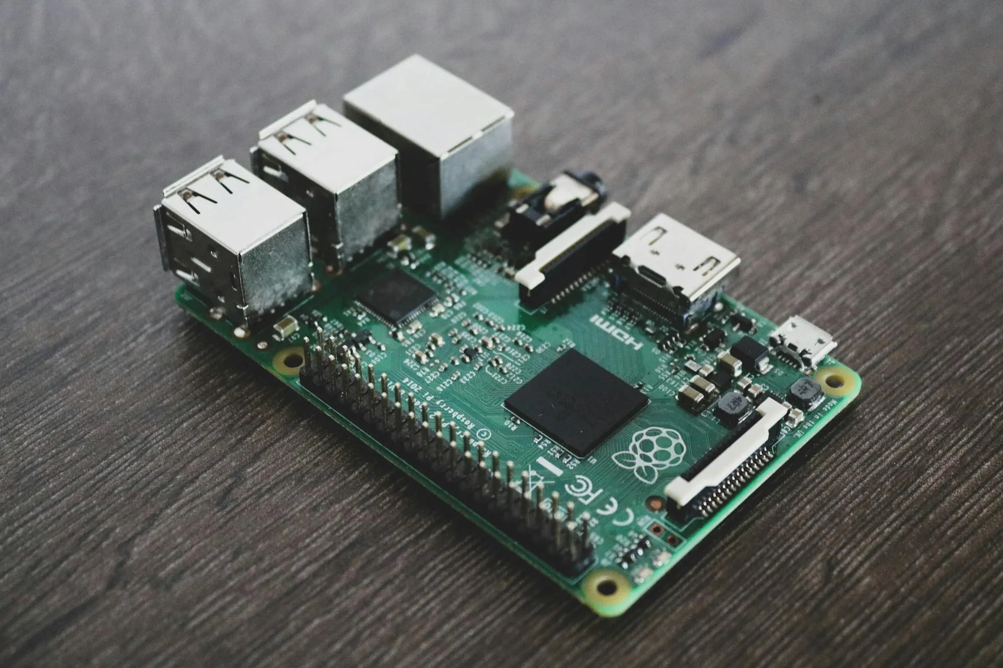 Płytka Raspberry Pi z modułami i komponentami