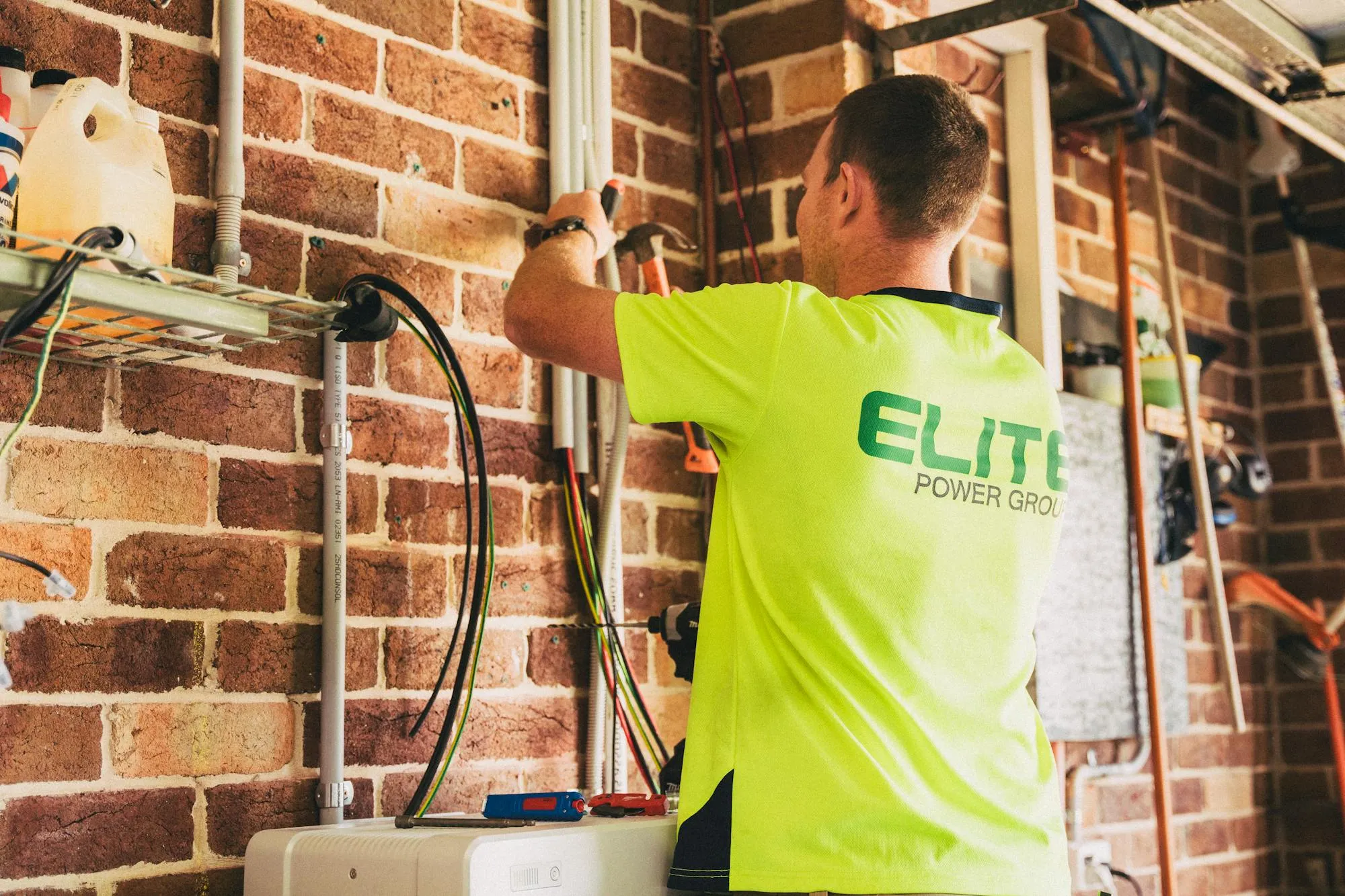 Elektryk montujący magazyn energii w domu jednorodzinnym