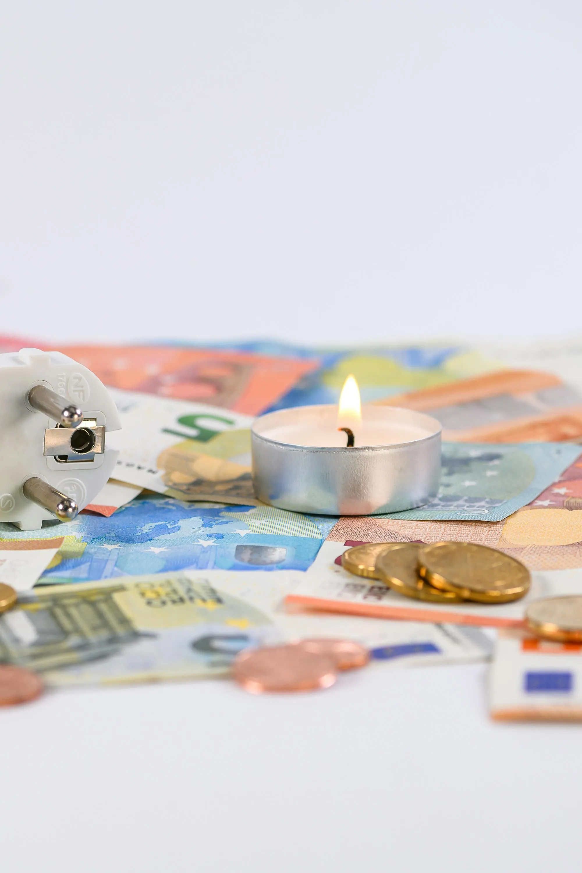 Świeca na euro z wtyczką elektryczną symbolizująca koszty energii