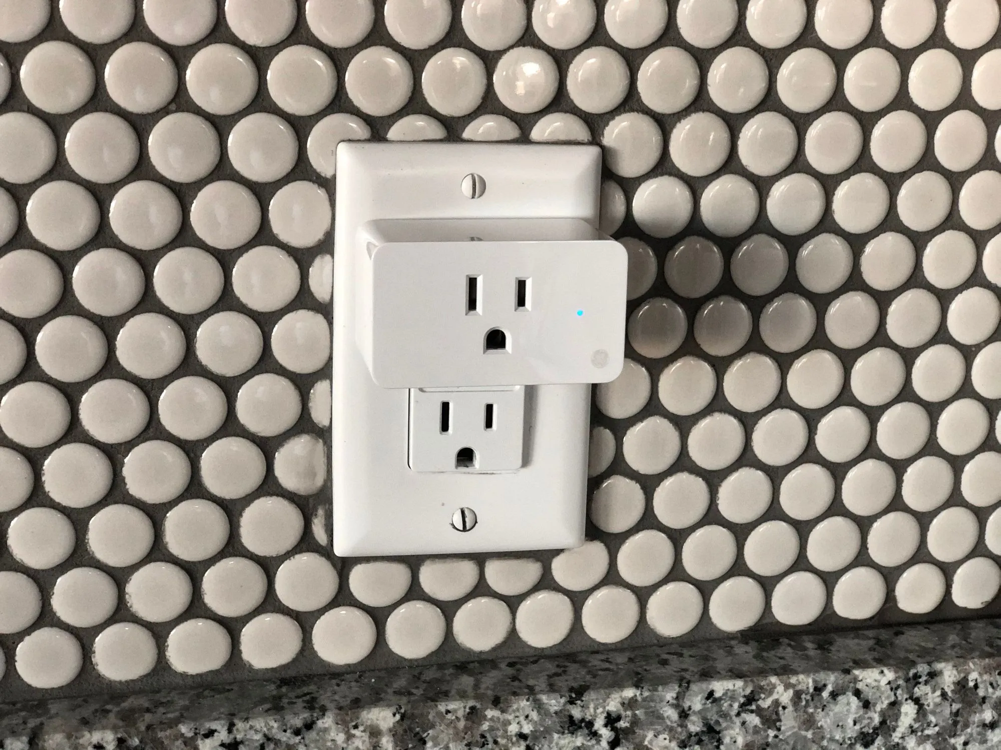 Kolekcja czarnych adapterów do gniazdek elektrycznych z różnych krajów